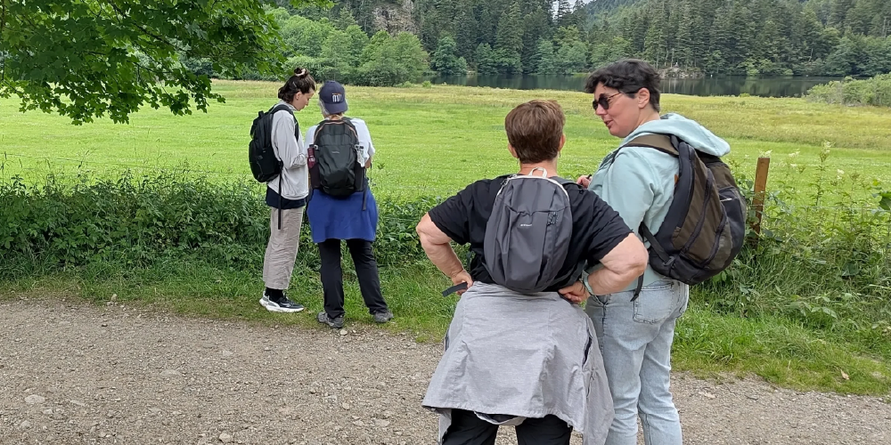 Dernière phase de récolte des questionnaires sur sites ! Membres de l’équipe en train de recueillir des questionnaires sur le terrain