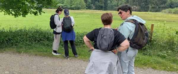 Membres de l’équipe en train de recueillir des questionnaires sur le terrain